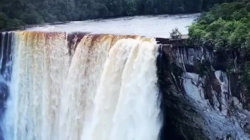 Chiêm bao nước chảy mạnh mẽ thể hiện sự thăng hoa